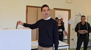 Regionali - Acquaroli al seggio, ha votato a Potenza Picena
